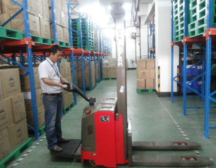 化妝品廠采購電動堆高車